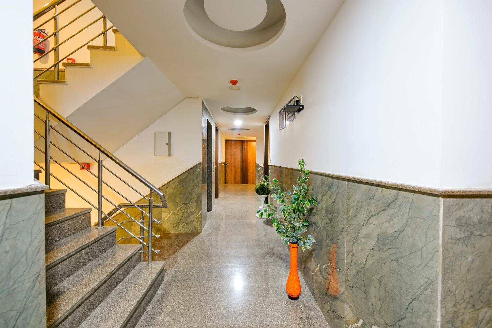 Hotel Grand Qubic Near Delhi Airport New Delhi Exteriör bild