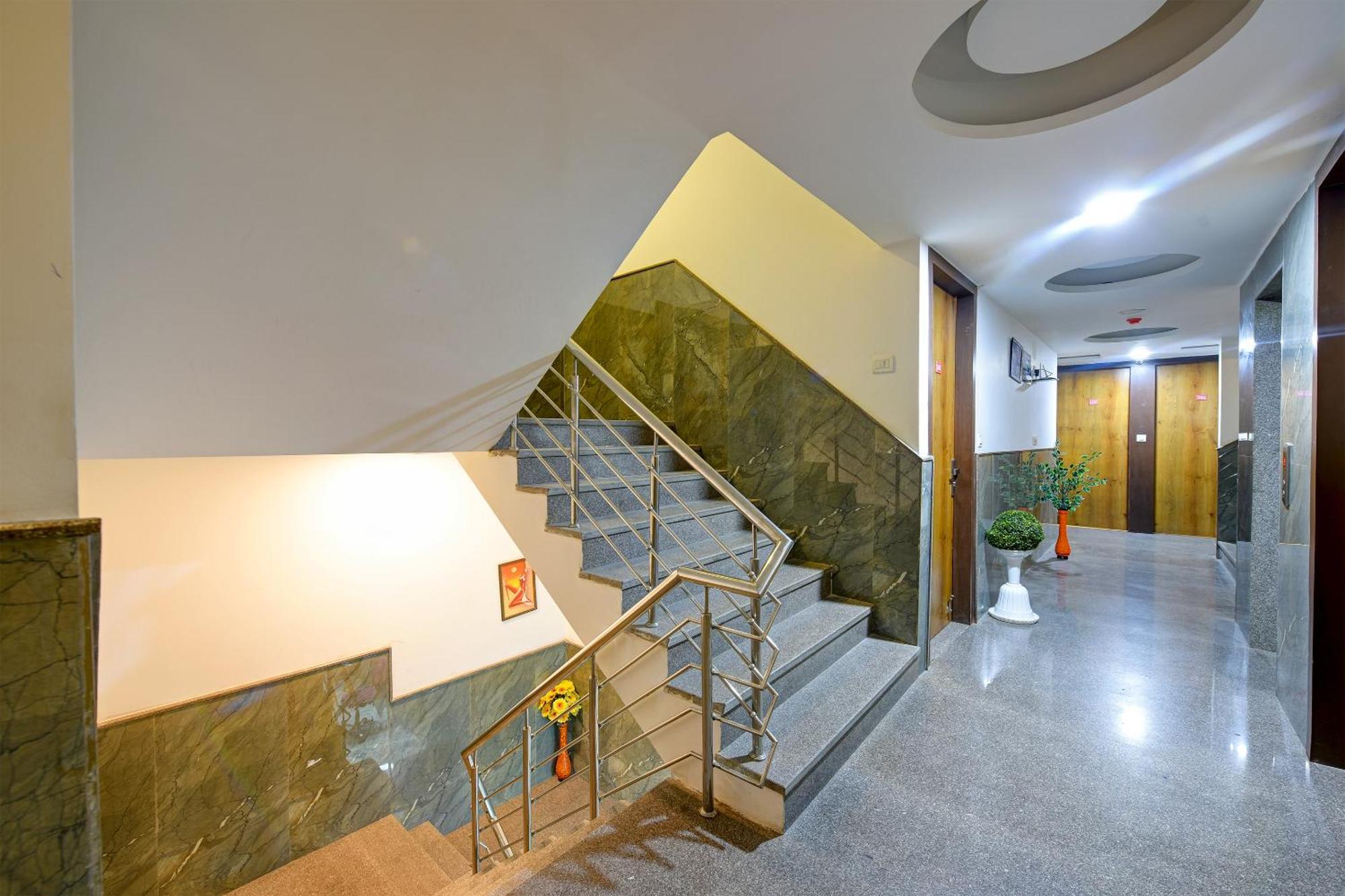 Hotel Grand Qubic Near Delhi Airport New Delhi Exteriör bild